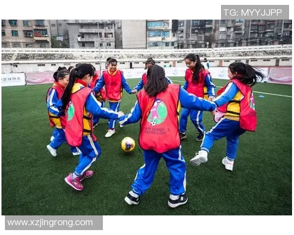 足球明星带球瞬间与女孩的青春梦想交织在一起的美丽画面 足球明星带球瞬间与女孩的青春梦想交织在一起的美丽画面